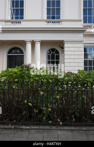 Architettura a Belgravia Londra, Regno Unito. Belgravia è un quartiere a ovest di Londra nella città di Westminster e il Royal Borough di Kensington e Chelsea. Si fa notare per la sua molto costosi immobili residenziali ed è uno dei quartieri più ricchi del mondo. La maggior parte di esso, noto come The Grosvenor station wagon, è ancora di proprietà di una famiglia società immobiliare, il Duca di Westminsters Grosvenor Gruppo. Foto Stock