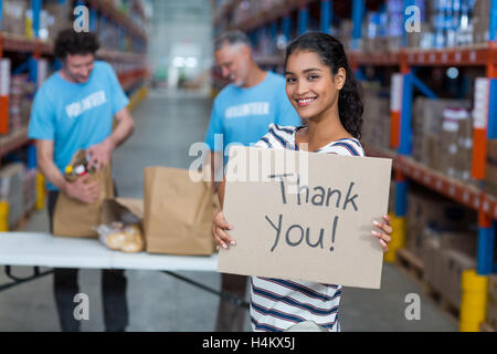 Ritratto di donna Holding firmano le schede con messaggio di ringraziamento Foto Stock