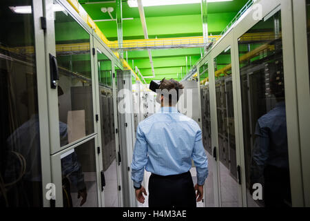 Tecnico utilizzando la realtà virtuale auricolare Foto Stock