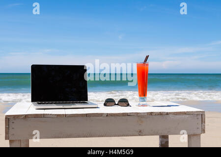 Lavorando sulla spiaggia Foto Stock