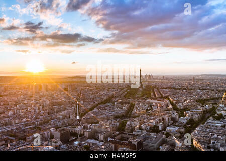 Bella vista aerea della Torre Eiffel e sui tetti di Parigi al tramonto HDR Foto Stock