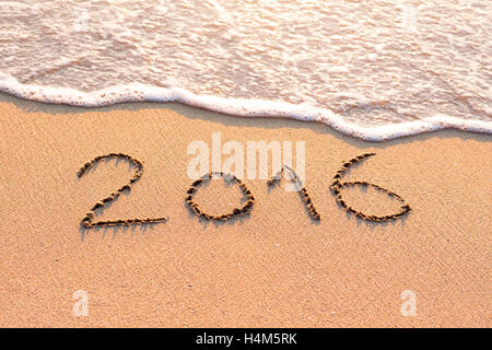 2016 scritto su di una spiaggia di sabbia, concept per il nuovo anno biglietti di auguri e calendari Foto Stock