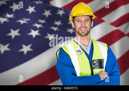 Immagine composita del Lavoratore che indossa elmetto in magazzino Foto Stock