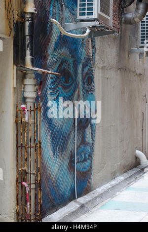 Arte di strada sul lato dell'edificio di Kwun Tong District, Hong Kong Foto Stock