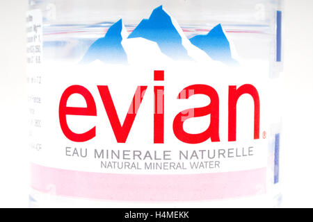 LONDON, Regno Unito - 13 OTTOBRE 2016: un close-up dell'etichetta su una bottiglia di Evian acqua minerale naturale. Foto Stock