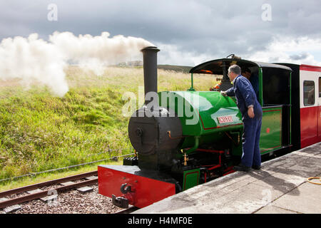 A scartamento ridotto treno a vapore a vapore Leadhills giorno Foto Stock