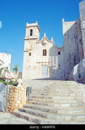 La facciata della chiesa. La città vecchia, Peñiscola, Castellon provincia, Comunidad Valenciana, Spagna. Foto Stock