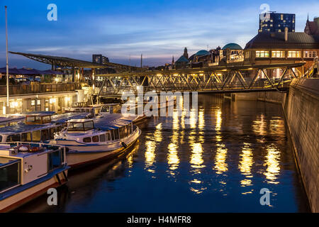 Panorama notturno dal punto di riferimento di Amburgo: Landungsbruecken Foto Stock