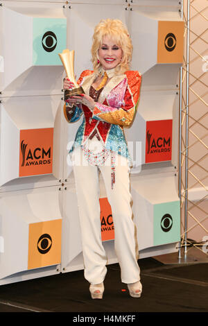 Cantautore e produttore Dolly Parton, vincitore del Tex Ritter Award per "Dolly Parton del mantello e di molti colori,' pone in sala stampa durante il cinquantunesimo accademia di musica country assegna al MGM Grand Garden Arena il 3 aprile 2016 a Las Vegas, Nevada. Foto Stock