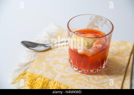 Gelato al mango con confettura di fragole. Foto Stock