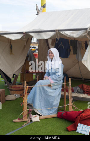 Una donna vestito in abiti medievali durante il 950th anniversario della battaglia di Hastings, Sussex, Regno Unito Foto Stock