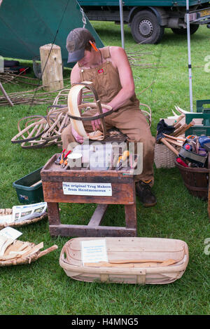 L'uomo rendendo trugs giardino a Weald and Downland Open Air Museum, Campagna autunno mostra, Sussex, Inghilterra Foto Stock