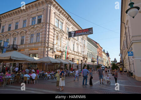 Karasz Street accanto a Szeged Square,Szeged è la terza città più grande in Ungheria, la più grande città e centro regionale del sud della Grande Pianura. Foto Stock