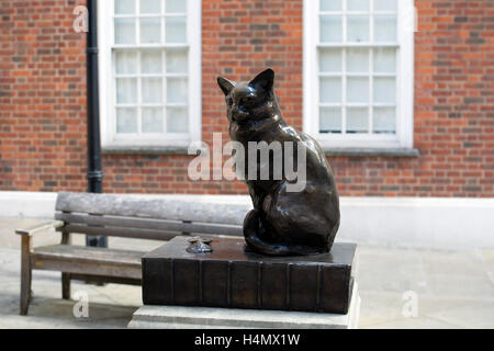 Statua di Hodge ha, il Dottor Samuel Johnson's cat, Gough Square, London, Regno Unito Foto Stock