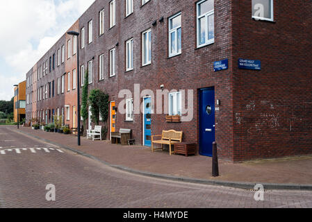 Amsterdam, Paesi Bassi - Agosto 08, 2016: Fila architettura moderna case. Ijburg è un quartiere residenziale in artificiale è Foto Stock