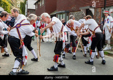 Brighton Morris uomini di eseguire a Lewes Folk Festival 2016, Lewes, Sussex, Regno Unito Foto Stock