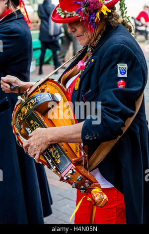 Musicisti provenienti da villaggio Sompting Morris eseguire a Lewes Folk Festival 2016, Lewes, Sussex, Regno Unito Foto Stock