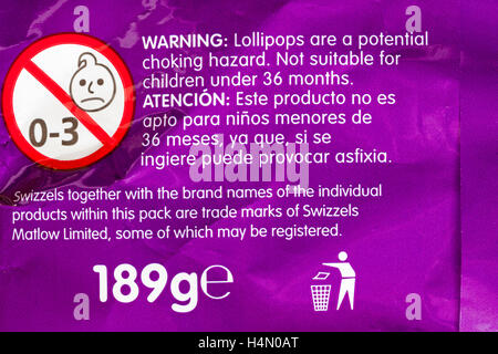 Avvertenza i lollipop sono un potenziale rischio di soffocamento non adatto per i bambini sotto i 36 mesi - informazioni sulla confezione di Swizzels loadsa chews Foto Stock