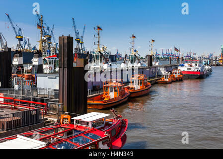 Barche pilota e tirare le barche nel porto di Amburgo Foto Stock