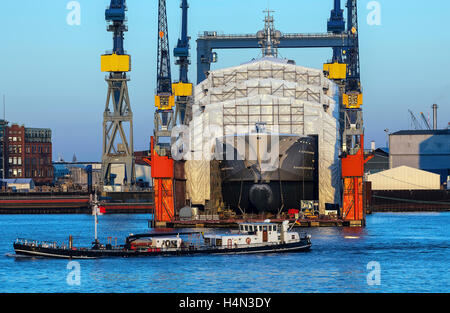 Mega Yacht in un bacino di carenaggio; porto di Amburgo Foto Stock
