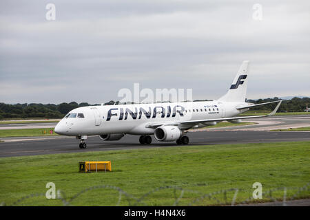 Finnair Embraer ERJ -190LR aeromobili a Manchester Airport Ringways Foto Stock