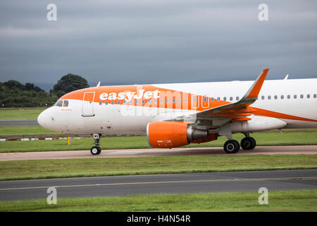 EasyJet Airbus A320-214 a Manchester Ringways Airport Foto Stock