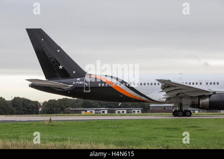 Jet@.Com Boeing 757-256 taxi-ing a Leeds Bradford Airport. Su un contratto di leasing da Titan Airways Foto Stock