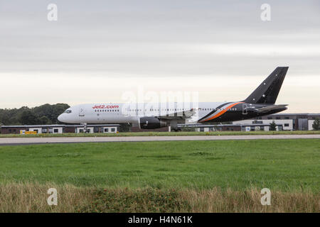 Jet@.Com Boeing 757-256 taxi-ing a Leeds Bradford Airport. Su un contratto di leasing da Titan Airways Foto Stock