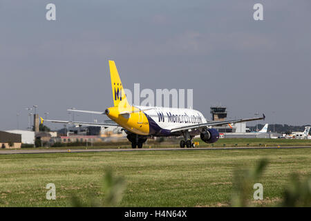 La Monarch Airlines A320 aerei Airbus a Leeds Bradford Airport Foto Stock