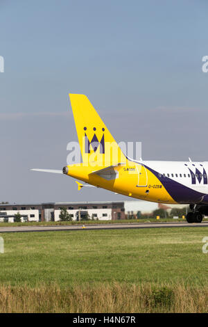 La Monarch Airlines A320 aerei Airbus a Leeds Bradford Airport Foto Stock