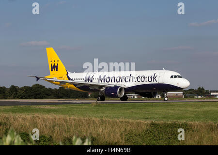 La Monarch Airlines A320 aerei Airbus a Leeds Bradford Airport Foto Stock