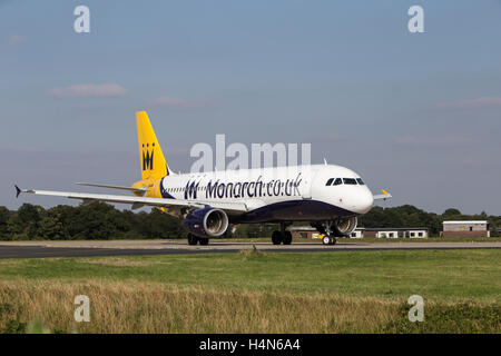 La Monarch Airlines A320 aerei Airbus a Leeds Bradford Airport Foto Stock