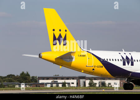 La Monarch Airlines A320 aerei Airbus a Leeds Bradford Airport Foto Stock