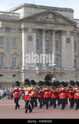 Londra, Regno Unito; la banda delle guardie granatieri marche passato Buckingham Palace durante la famosa cerimonia del Cambio della guardia Foto Stock