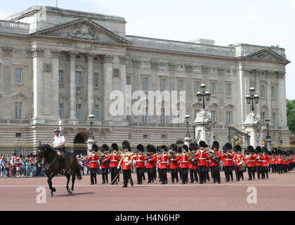 Londra, Regno Unito; la banda delle guardie granatieri marche passato Buckingham Palace durante la famosa cerimonia del Cambio della guardia Foto Stock