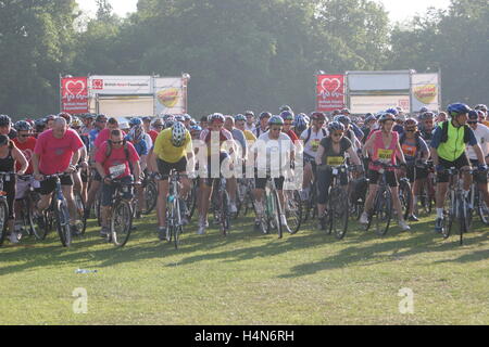 I ciclisti dilettanti lasciare Clapham Common a Londra all'inizio dell'annuale Londra a Brighton la carità in bicicletta Foto Stock