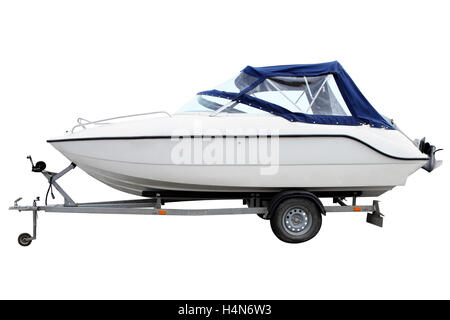 Bianco con una barca a motore con una tenda da sole blu caricata su un rimorchio per il trasporto. Foto Stock