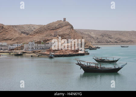 La pesca tradizionale dhow ormeggiati in una baia vicino a Sur in Oman, Foto Stock