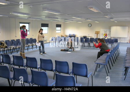 Dramma scuola di classe in un insegnamento temporaneo spazio creato da costruzione modulare le sezioni Foto Stock