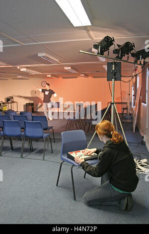 Uno studente opera di illuminazione teatrale nella scuola di dramma studio. Mostra dimmer e faretti Foto Stock