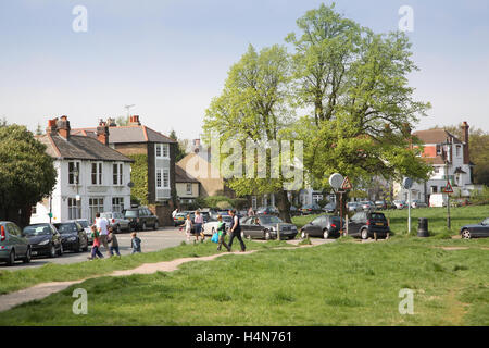 Wimbledon Common lato ovest svincolo con la Causeway. Mostra le famiglie in cammino verso la struttura Cannizaro Park Foto Stock