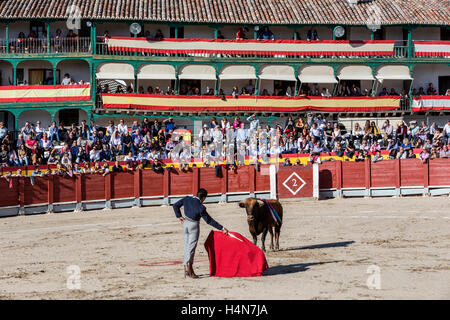 Torero spagnolo El Fundi con il capo nella piazza principale di Chinchon, Spagna Foto Stock