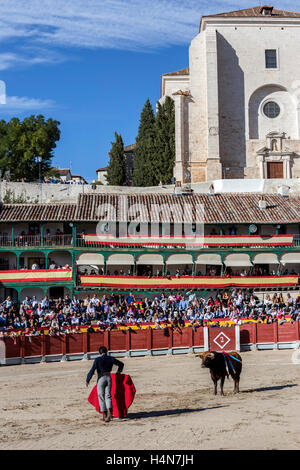 Torero spagnolo El Fundi con il capo nella piazza principale di Chinchon, Spagna Foto Stock