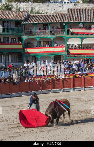 Torero spagnolo El Fundi con il capo nella piazza principale di Chinchon, Spagna Foto Stock