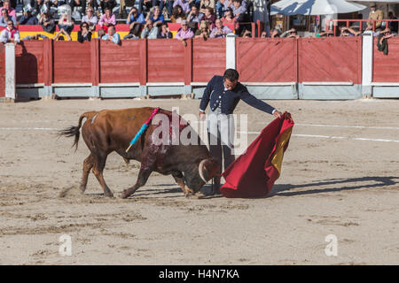 Torero spagnolo El Fundi con il capo nella piazza principale di Chinchon, Spagna Foto Stock