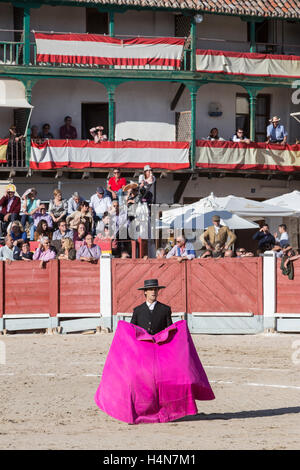 Torero spagnolo Miguel Abellan con il capo nella piazza principale di Chinchon, Spagna Foto Stock