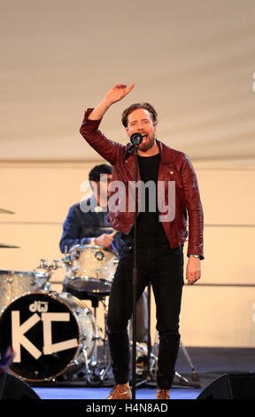 Cantante di Kaiser Chiefs Ricky Wilson sul palco durante i Giochi Olimpici e Paralimpici di atleti celebrazione parade di Manchester. Stampa foto di associazione. Picture Data: lunedì 17 ottobre, 2016. Vedere PA SPORT storia Olimpiadi. Foto di credito dovrebbe leggere: Tim Goode/PA FILO Foto Stock