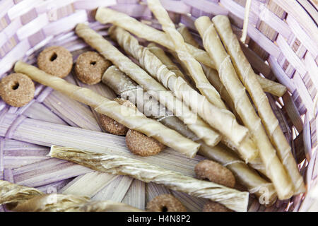 Cookie di alimentare i cani e bastoni di carne, prodotti alimentari Foto Stock