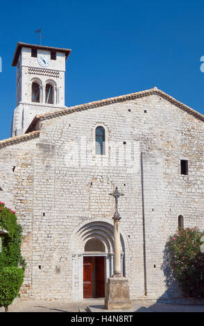 La facciata della chiesa medioevale Saint-Pierre-aux-liens di Ruoms Foto Stock