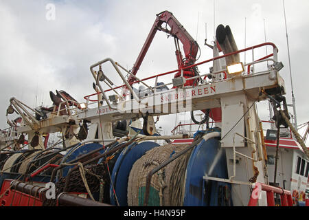 Attività di pesca i pescherecci con reti da traino e reti al Porto di Killybegs Co Donegal Irlanda Foto Stock